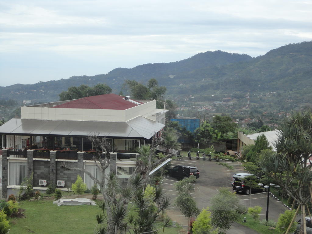 The Rizen Hotel Cisarua Exteriör bild